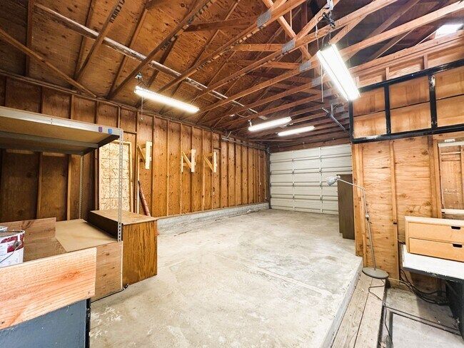 Building Photo - 402 Ormsby Ln