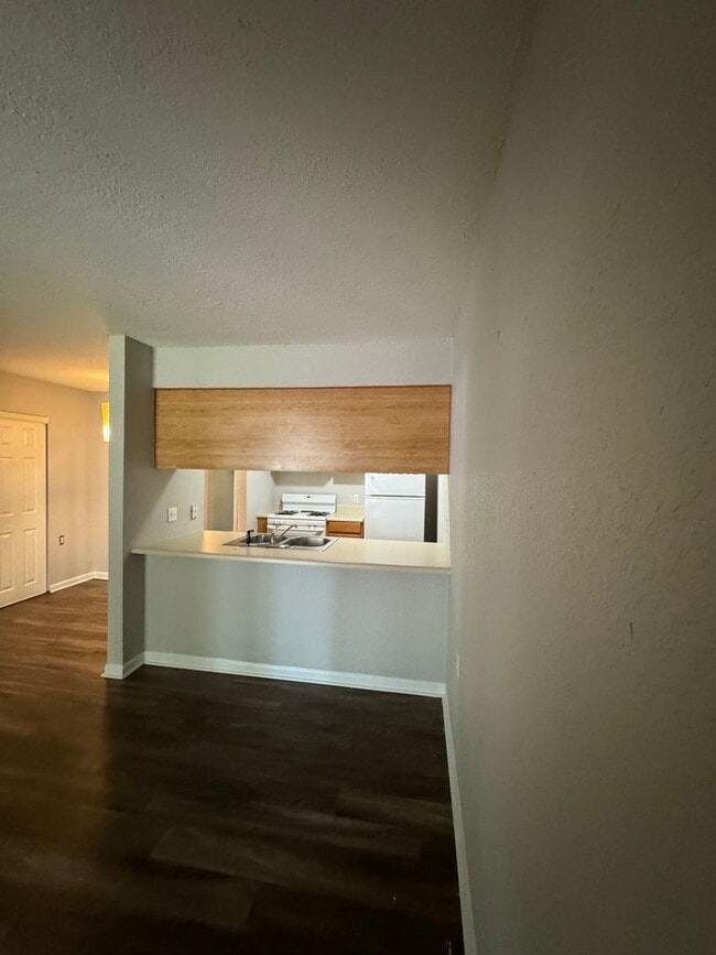Building Photo - Come See This Beautiful Remodeled 2 Bed 1 Bath Condo in Mystic Woods! Available Now!