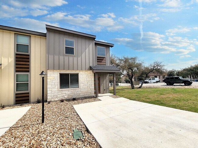 Building Photo - Sophisticated 3/BR 2.5/BS Home in Point Ve...