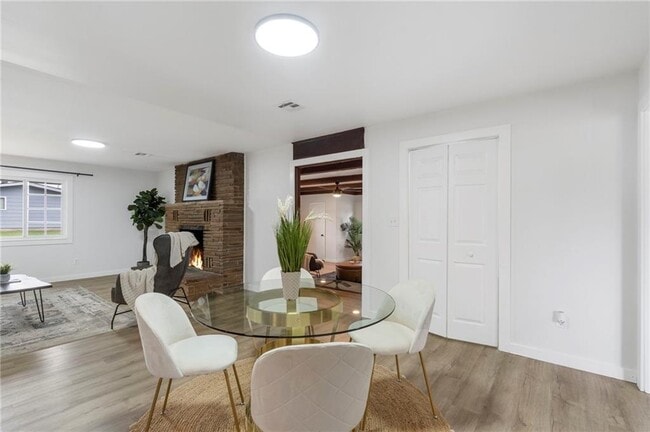 Building Photo - 701 NW Ford Ln