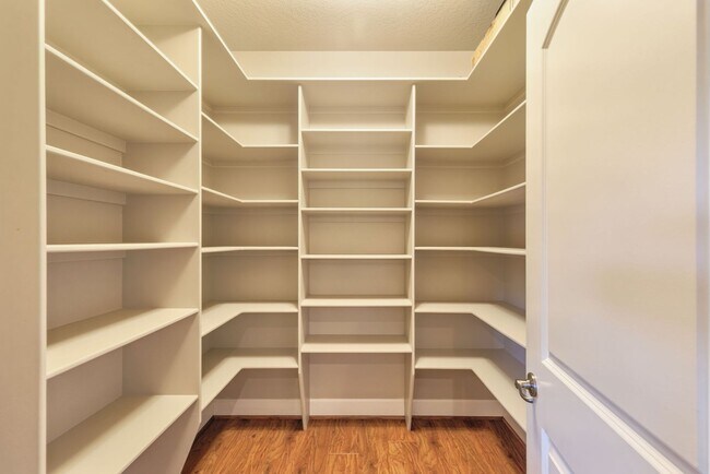 Building Photo - NW Grants Pass, Class, Style and Views!!!