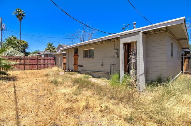 Building Photo - 2133 W Morten Ave