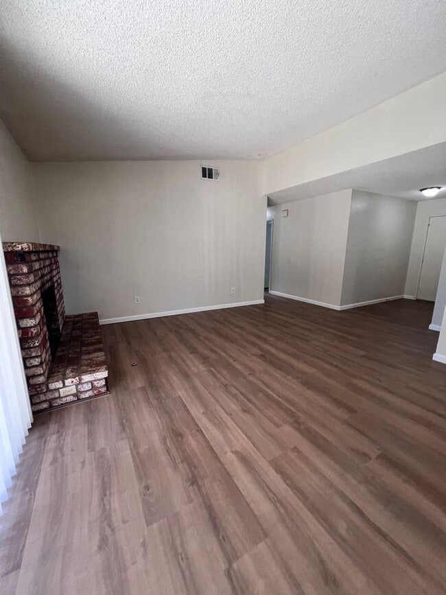 Building Photo - Pretty 3 bedroom 2 bath home in Modesto