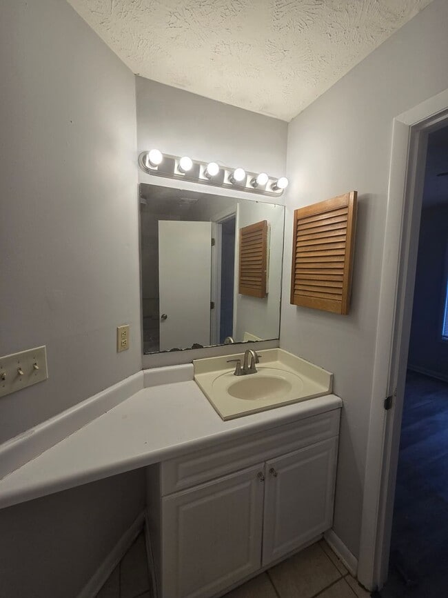 Building Photo - 1006 Wood Creek Dr