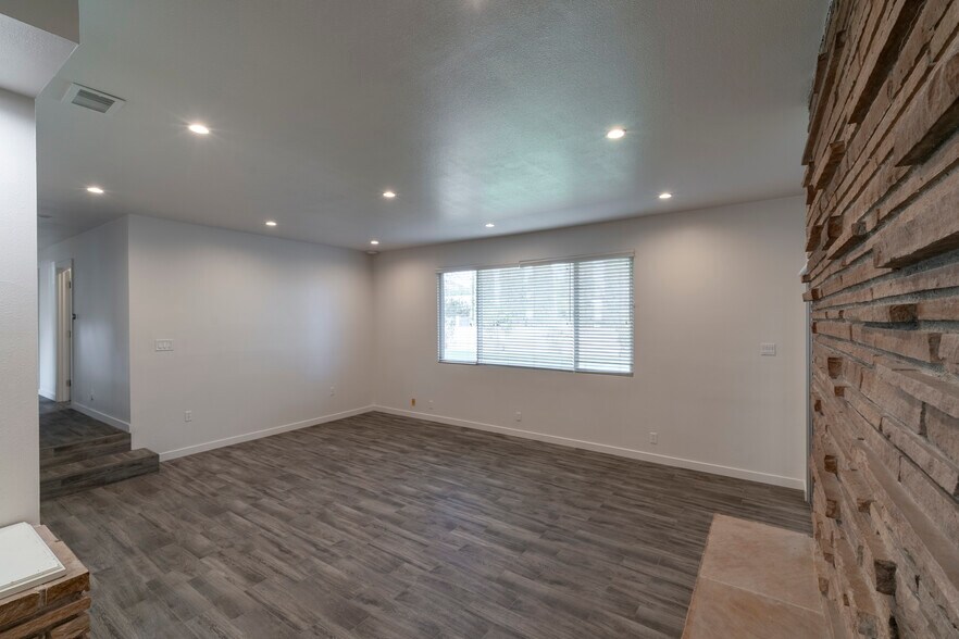 Building Photo - 129 E Loop Dr