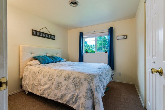 Building Photo - 4 bedroom 2 bathroom Home in Albany