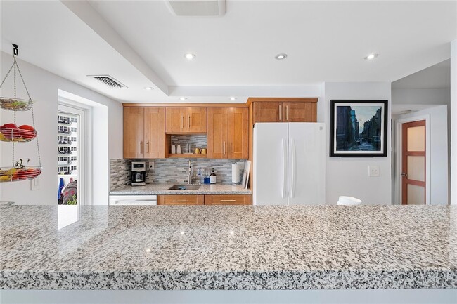 Building Photo - 2715 N Ocean Blvd