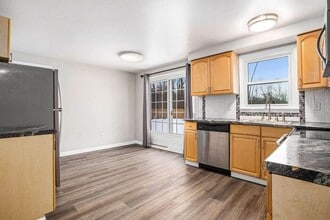 Building Photo - $1450- 3-Bed/1.5-Bath Town House Duplex, Basement, Garage, 1300 sq. ft. Attractive remodeled mode...