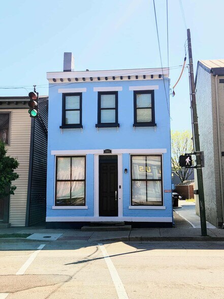 Building Photo - 806 Main St