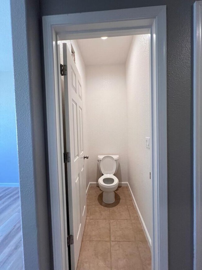 Building Photo - 427 Anchor Ln