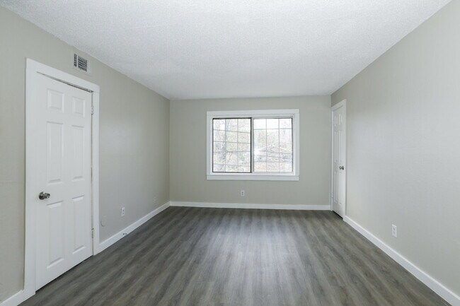 Building Photo - All-Electric 2BR/1.5BA Gem in Prime Campbellton Rd Location