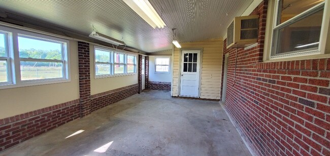 Building Photo - 1618 Lexington Dr