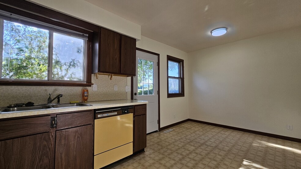 Building Photo - 680 Wildwood Dr