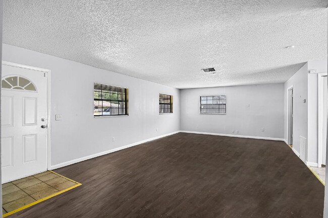Building Photo - Move-In Ready 3-Bedroom Home with Spacious...