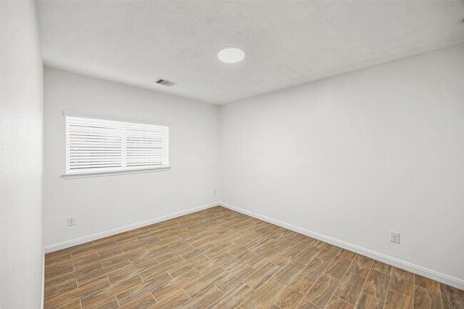 Building Photo - 5427 Stonegate Dr