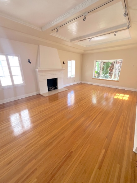 Building Photo - 223 S Gale Dr