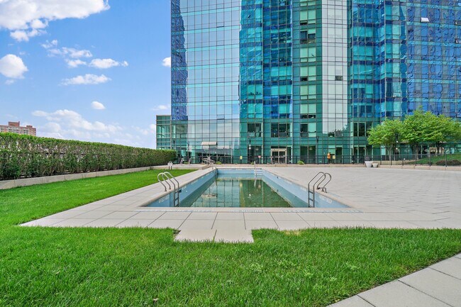 Building Photo - 77 HUDSON St