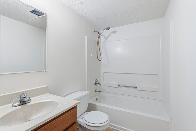 Building Photo - 482 E Red Bud Rd