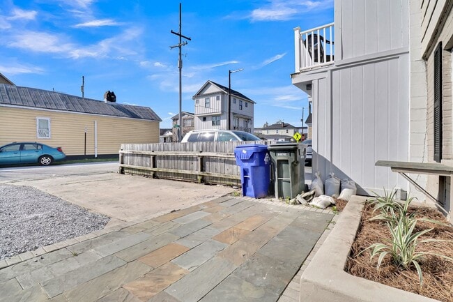 Building Photo - 4 BR, 2 BATH townhouse in downtown Charleston, SC.