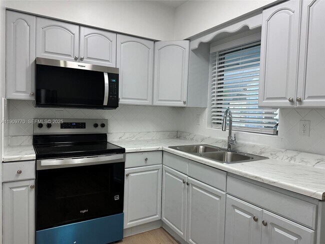 Building Photo - 4300 Sea Grape Dr