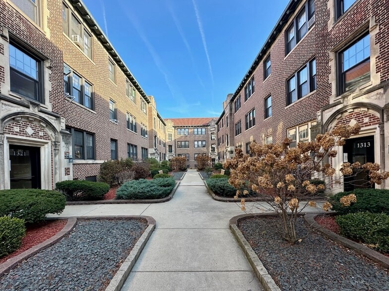 Primary Photo - 1322 Oak Ave