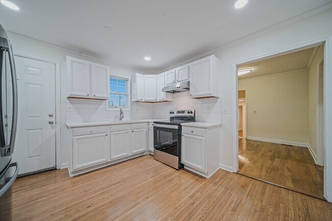 Building Photo - Spacious & Newly Renovated 5-Bedroom Home Available May 9!