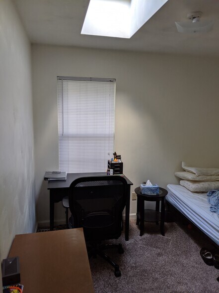 Upstairs bedroom #2 with skylight. - 892 Patrick Henry Dr