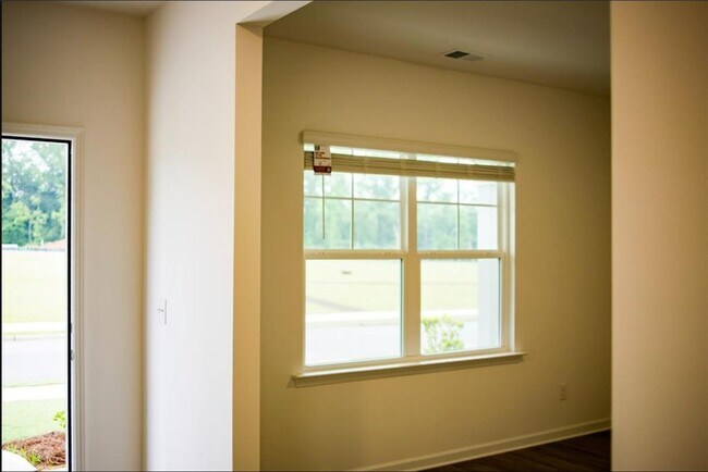 Building Photo - 386 Red Dragon Dr