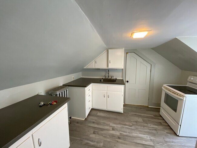 Kitchen w/Corian Counters - 28 Newbury St