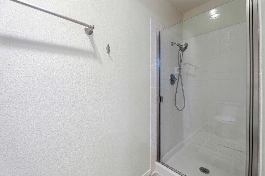 Building Photo - 523 Woodside Oaks