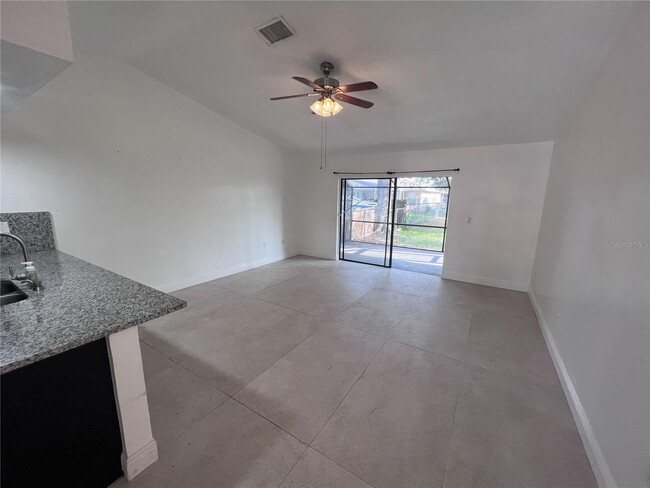 Building Photo - 686 Royalty Ct