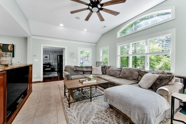 Building Photo - A rare estate-style rental in Thoroughgood