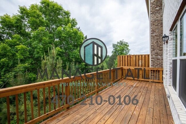 Building Photo - End unit! Gorgeous townhouse in the Suwane...