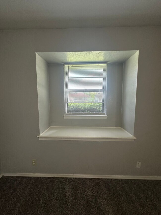 Building Photo - 4844 Woodview Dr