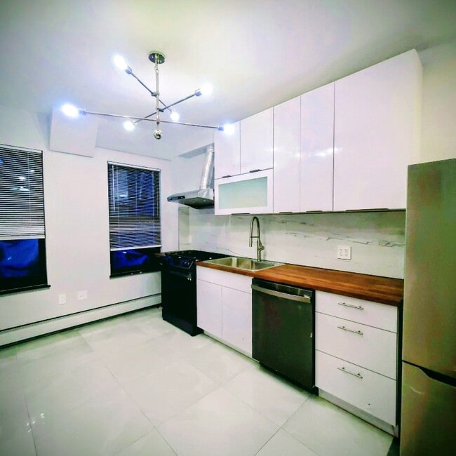 Building Photo - 232 1st St