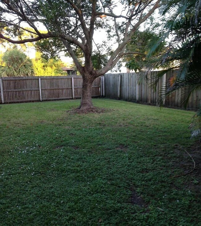 Building Photo - 566 SE Damask Ave