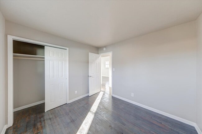 Building Photo - 1367 W Pruitt St