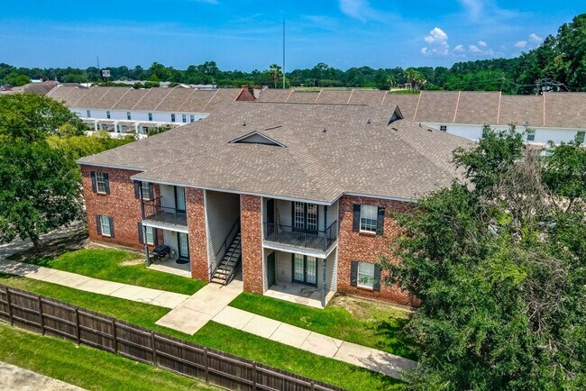 Building Photo - CONDO UNIT IN DENHAM SPRINGS