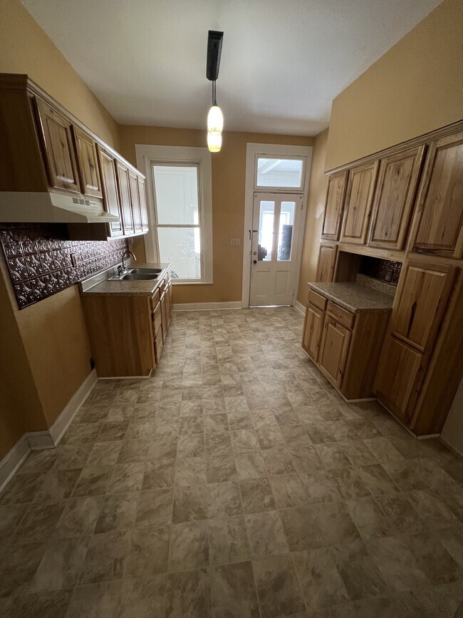 Building Photo - 1131 Main Street