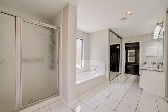 Building Photo - 3310 Meadway Dr