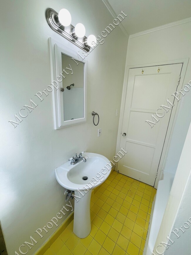 112 - Bathroom 1 - Park Los Feliz