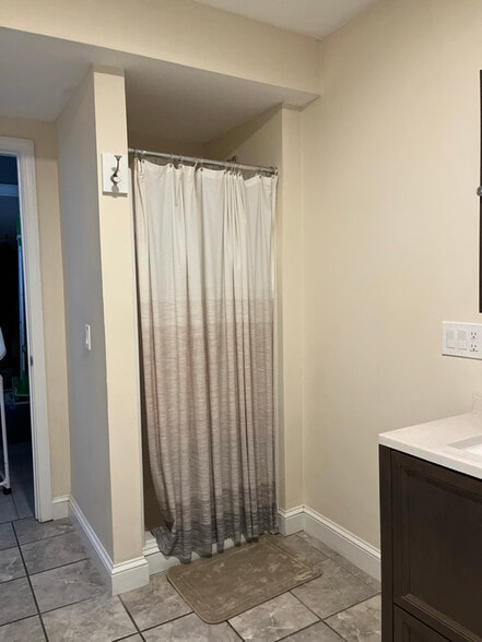 Building Photo - 16 Ferncliff Ave