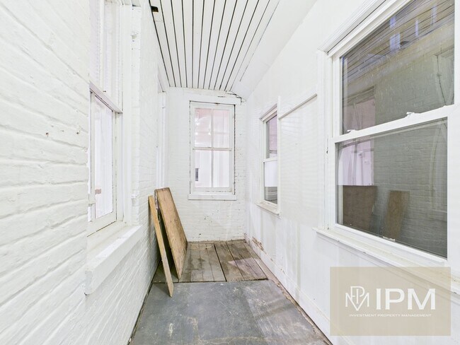 Building Photo - Beautiful 3 Bedroom, 1 Bath Colonial Home ...