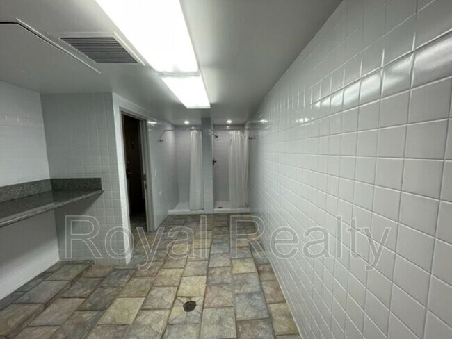 Building Photo - 411 Hobron Ln