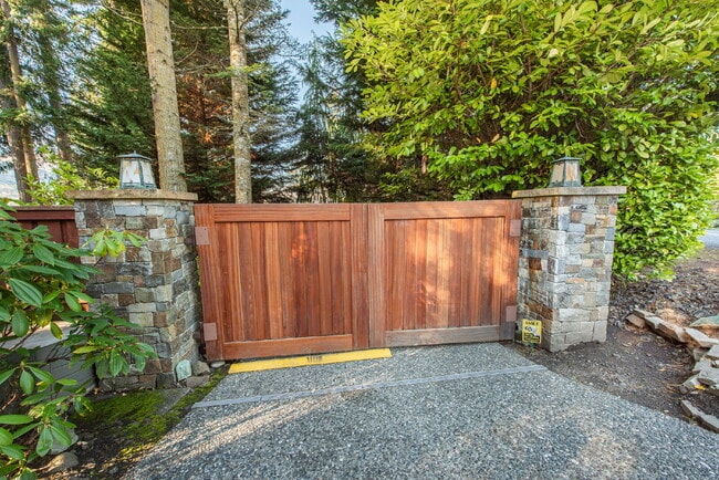 Building Photo - Beautiful Custom Home Overlooking Sequim Bay