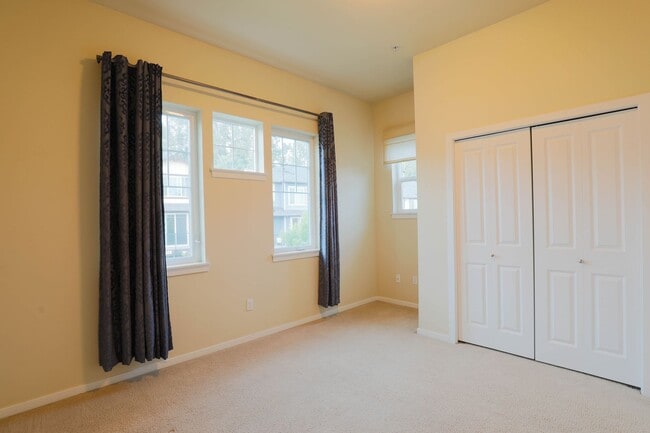 Building Photo - Spacious 3BR/3.5BA Townhome in Desirable E...