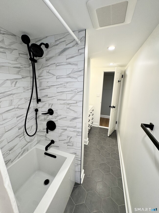 Building Photo - 127 Greyrock Pl