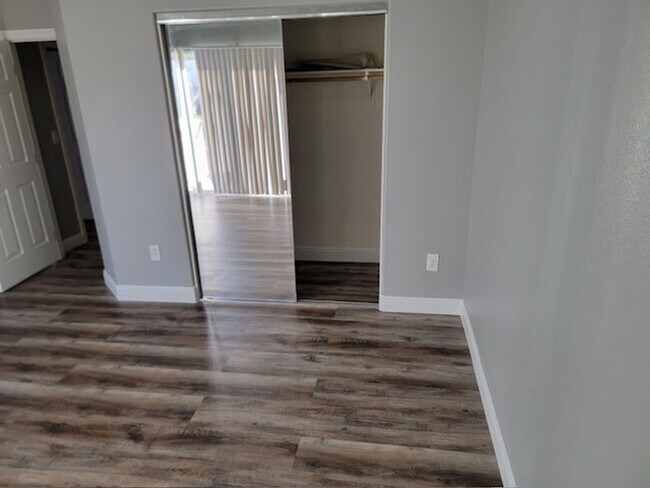 Building Photo - 3 Bedroom Townhouse with a backyard