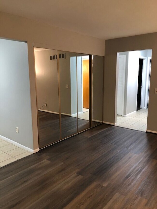 Building Photo - Well maintained  2 Bedroom Condo Great Amenities and Beautiful Surroundings