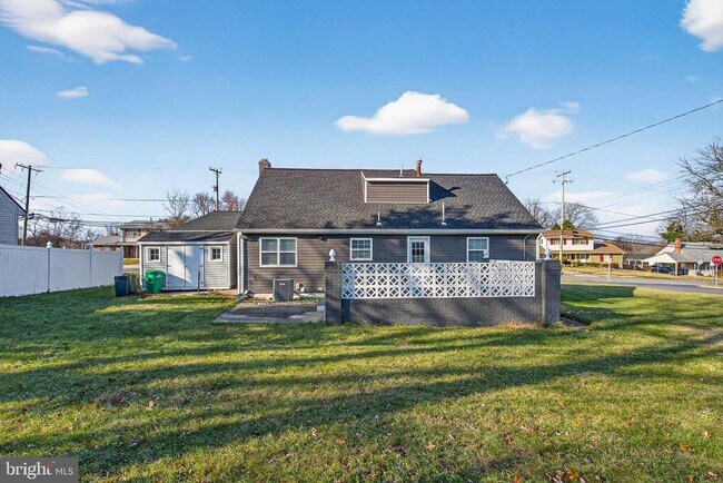 Building Photo - 2403 Kingsway Rd